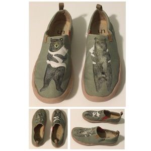 Women’s UIN Hugging Bear Canvas Shoes, size 9
